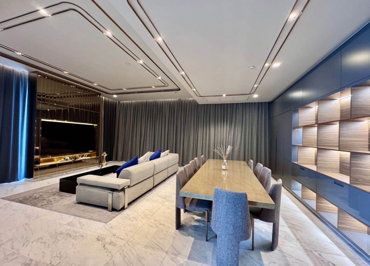 The Monument                    Thonglor