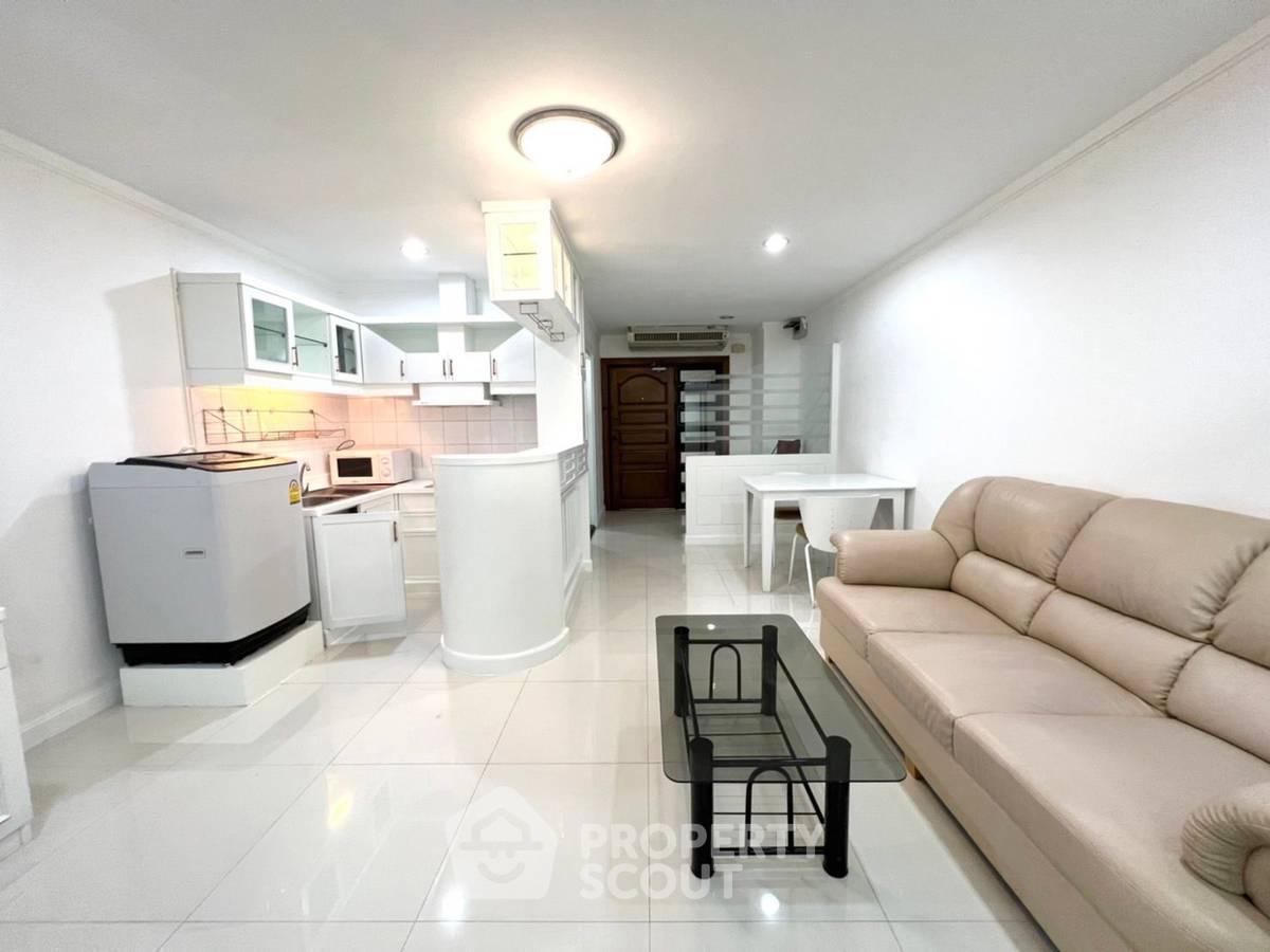 1-BR Condo at Supalai Place Sukhumvit 39 near BTS Phrom Phong (ID 894238)
