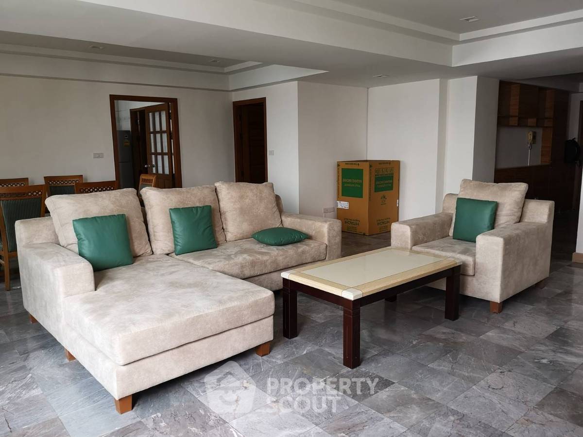 BTS Phom Phong (ID 886659) အနီး Royal Castle Sukhumvit ရှိ 3-BR ကွန်ဒို