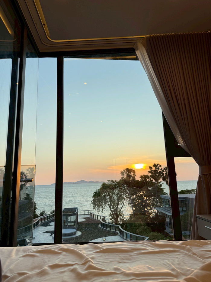 Luxury Beachfront Condo | Price: 45,000 Baht / month Location : Arom Wongamat  Unit on 5th floor with stunning sea view.