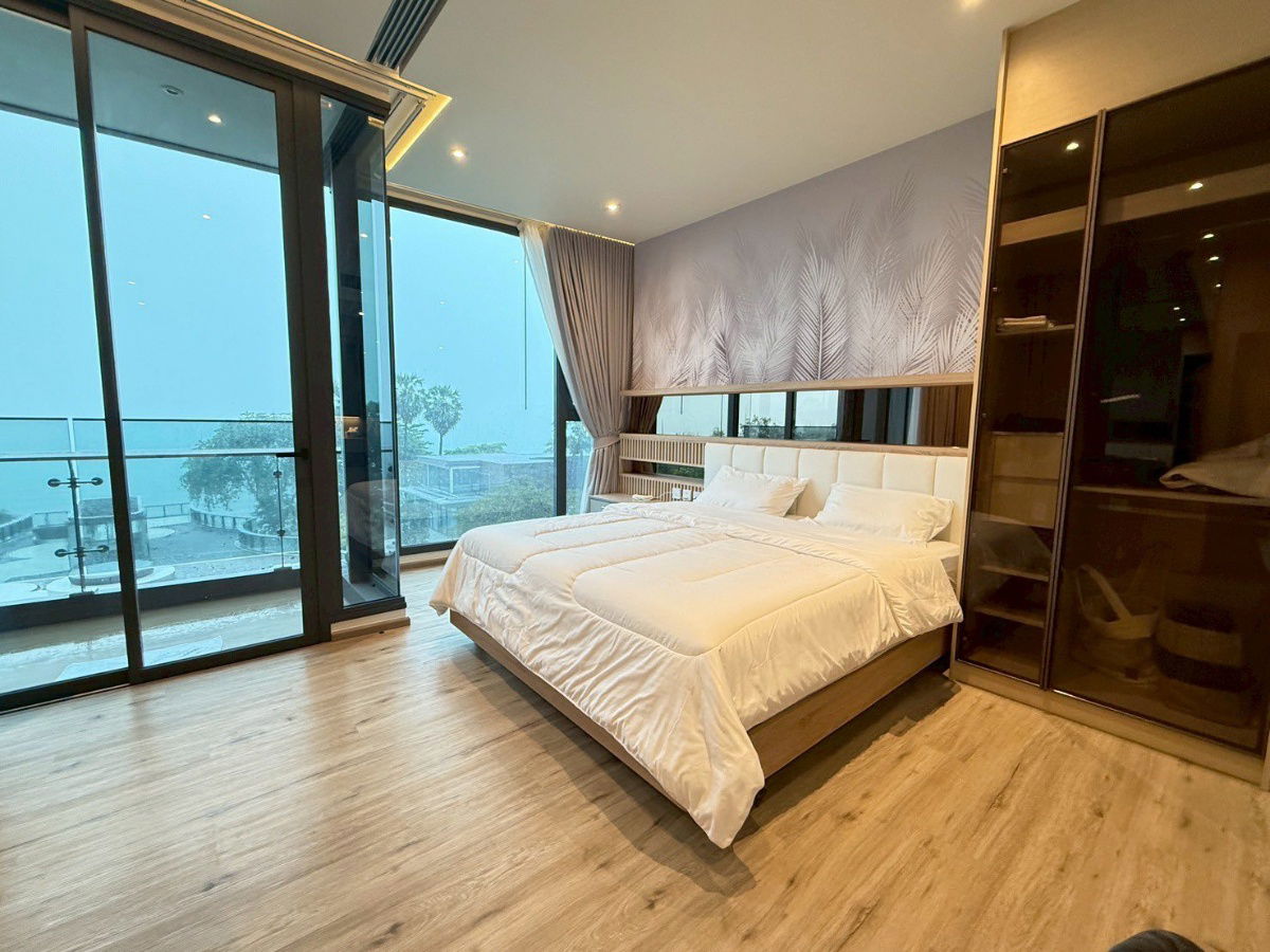 Luxury Beachfront Condo | Price: 45,000 Baht / month Location : Arom Wongamat  Unit on 5th floor with stunning sea view.
