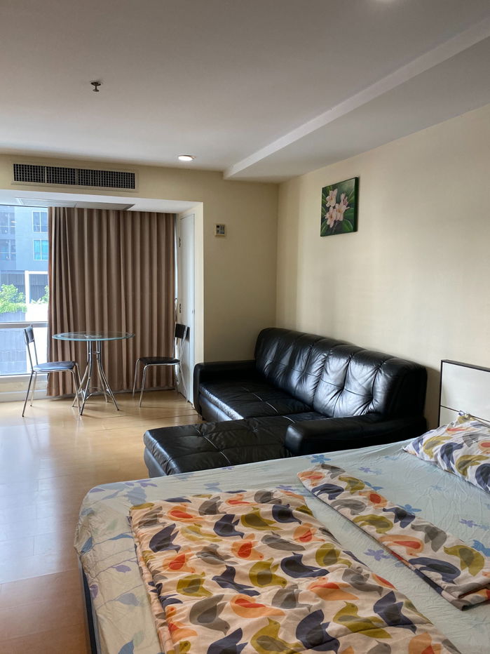 Studio Condo The Trendy Condominium, Soi Sukhumvit 13, 36 square meters, 8th floor Pool view, BTS Nana