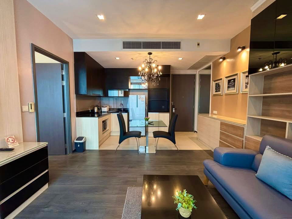 For Rent – Edge Sukhumvit 23 | Corner 1-Bedroom with Bathtub | just steps away from both BTS Asoke and MRT Sukhumvit stations.