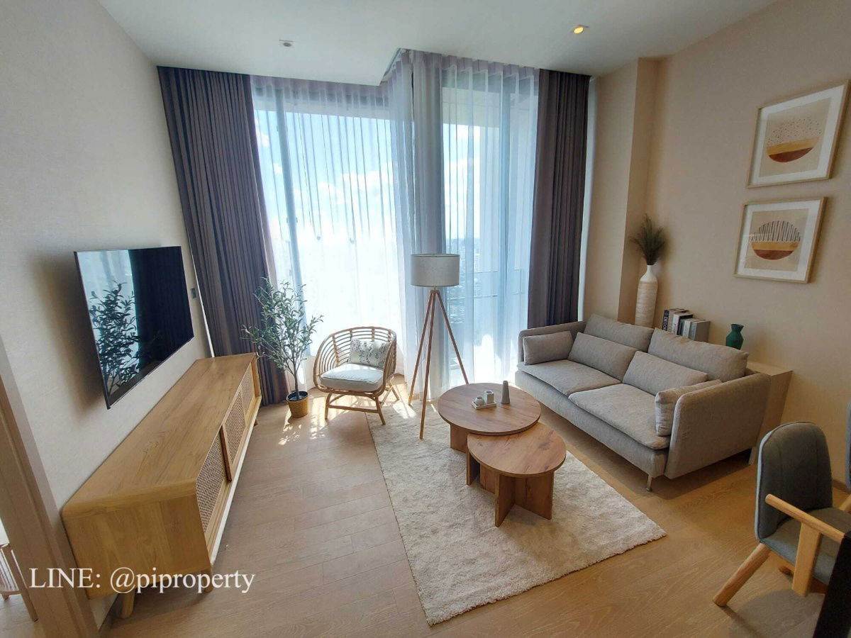 Elegant high floor 1 bedroom unit for rent in Esse Asoke. Boundless city view with imported furniture fully fitted. Esse Asokeにあるエレガントな高層階