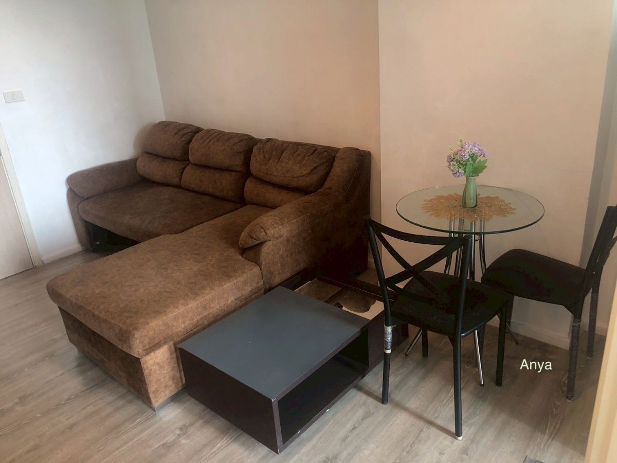 Knightsbridge sky river.       Ocean