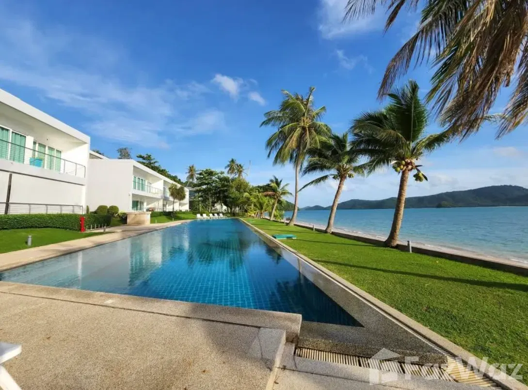 Beachfront waterside 5692860