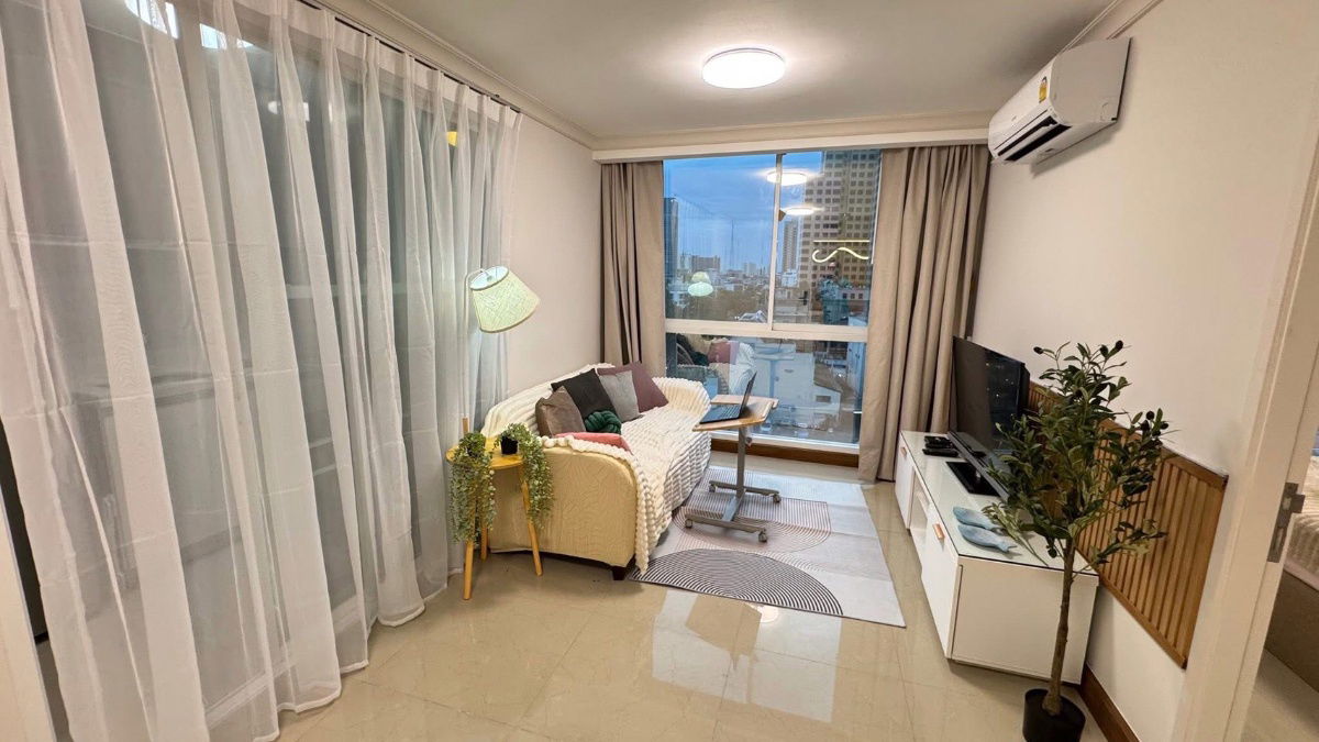 Chateau In Town Phahol                  11