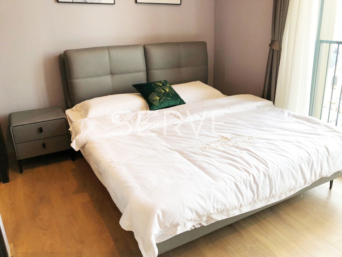 Studio with partition High Fl. 20+ Nice Room and Nice Location Close to BTS Phrom Phong 500 m. at Noble Around 33 Condo / For Rent
