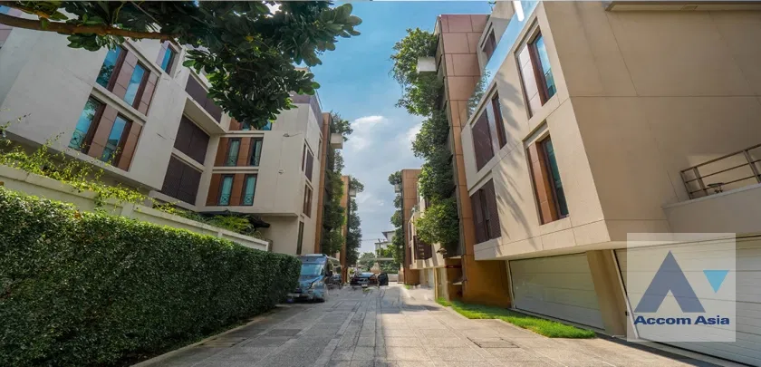 🔼🔽 AccomA 📩 Modern condo in peaceful city-center location (AA43503)