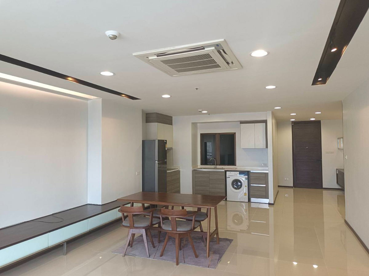 คอนโด 2 ห้องนอนกว้างขวางให้เช่าในอีสต์ทาวเวอร์คอนโดมิเนียม ติดเซ็นทรัลพลาซาบางนา