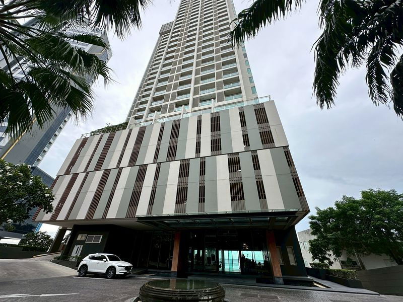 Marina Bay Front Sriracha for rent, a luxurious condo next to the sea, in the heart of the city, in a community area.
