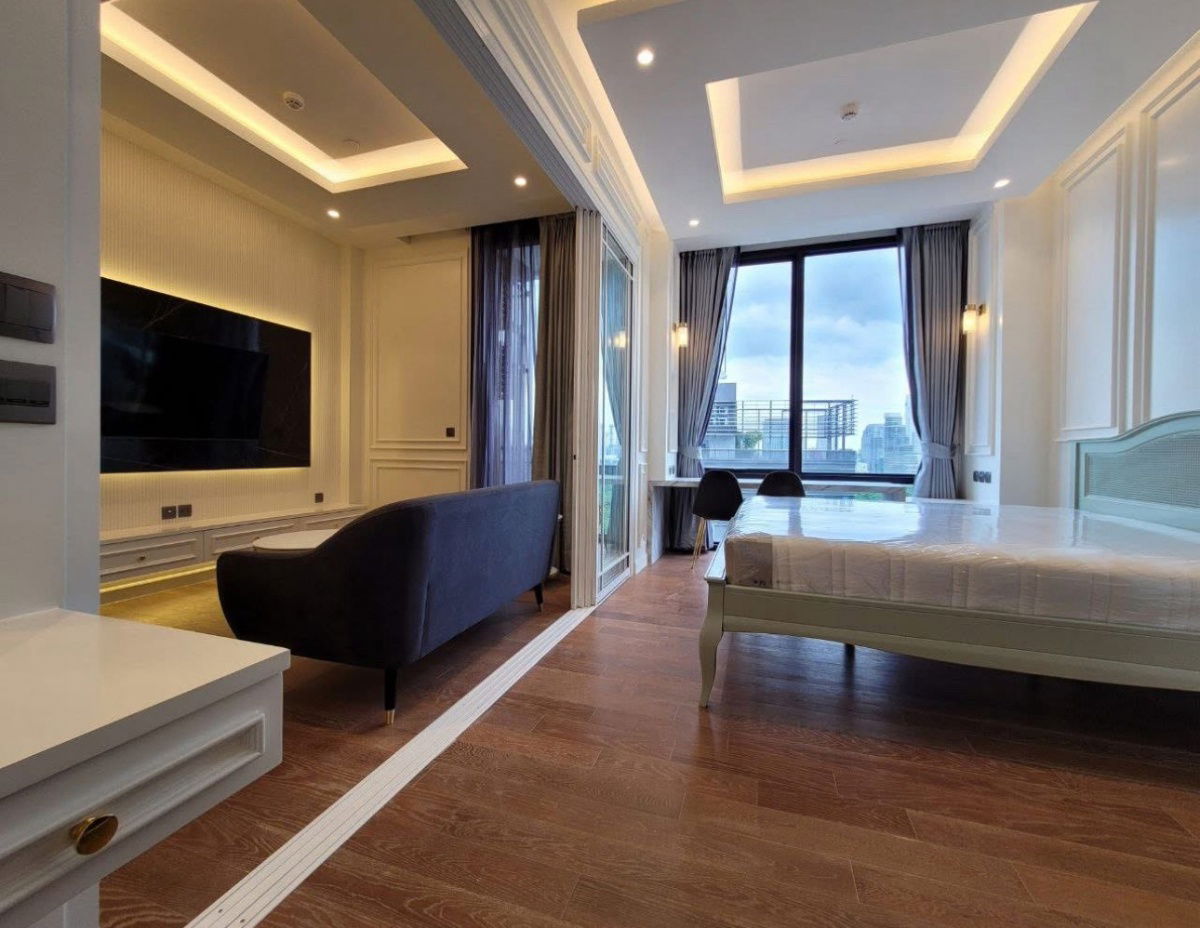 ST290 For Rent: MUNIQ Langsuan Condominium – Prime Location, High Floor, Lumpini Park View