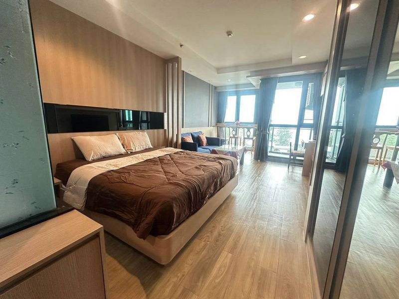 Condo for rent, Ladda Plus, in the heart of the city, community area, near Robinson Sriracha Department Store.