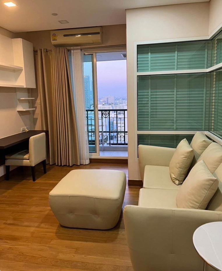 Ivy                       Thonglor