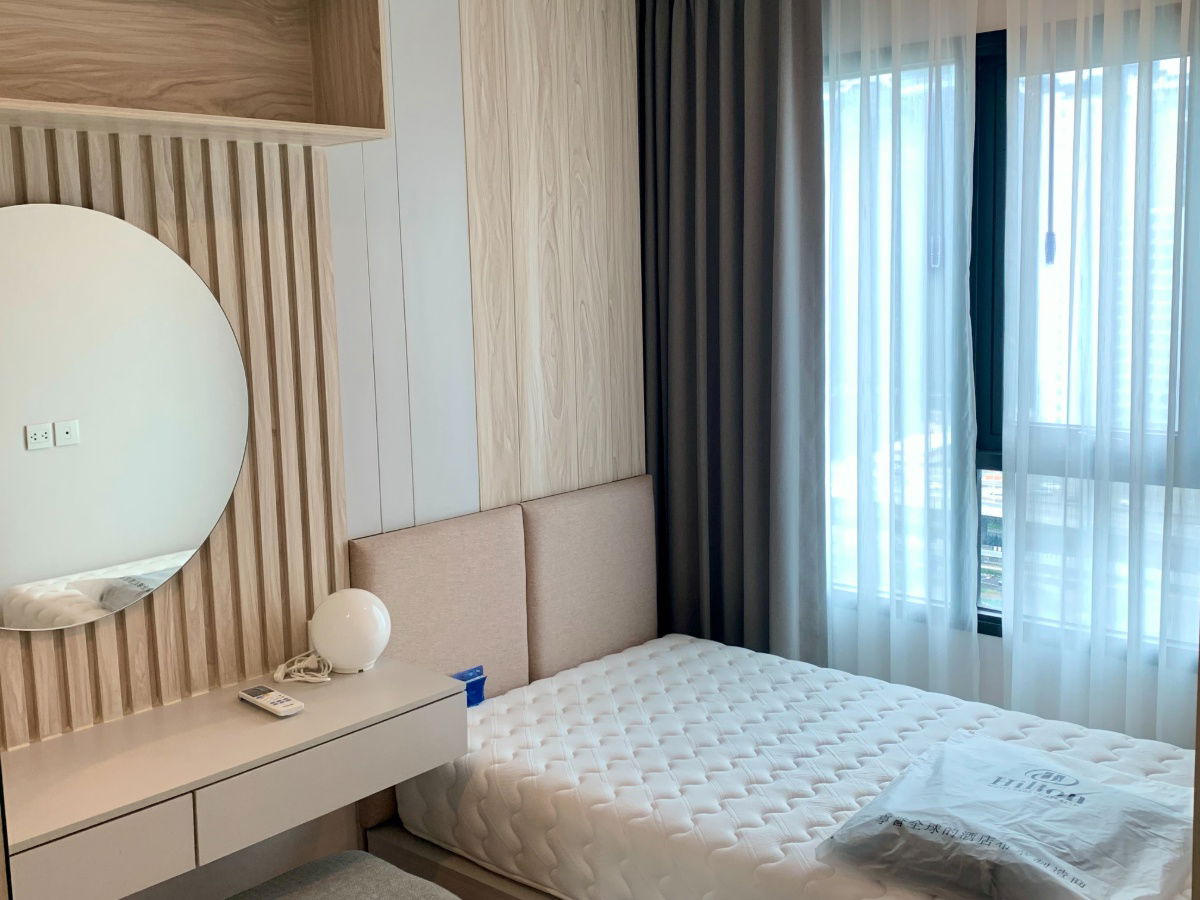 For rent, condo near the university and Singha Complex, Life Asoke, 55 sqm, next to MRT Phetchaburi and Airport Link Makkasan.