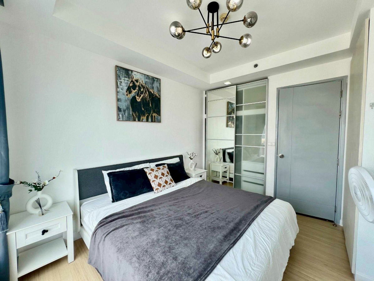 🌇 For rent: Thru Thonglor 🚆 Prime location near BTS Thonglor, spacious room with city views, fully furnished, ready to move in!