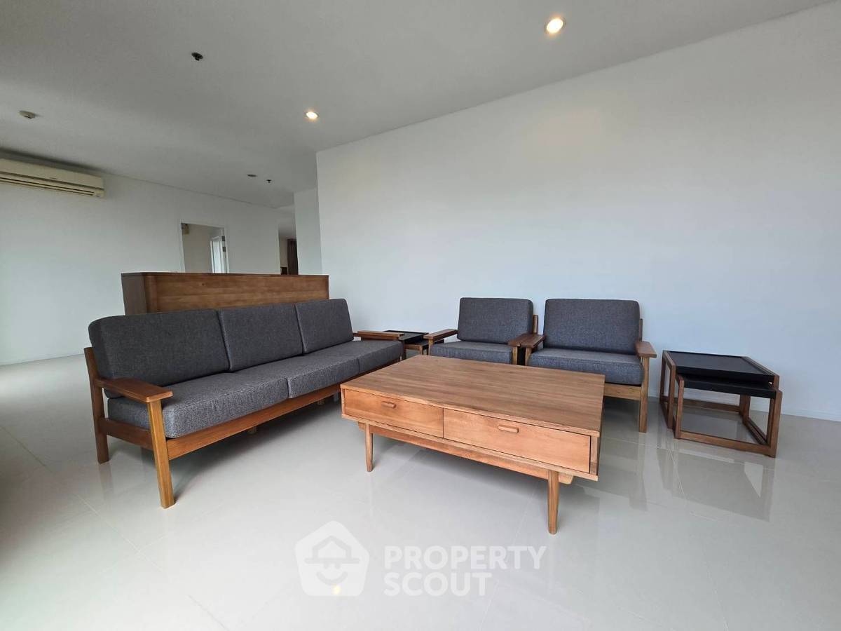 4-BR Condo at Villa Asoke near MRT Phetchaburi (ID 2346683)