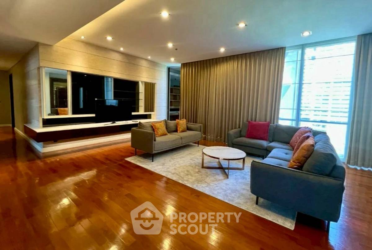 3-BR Condo at Domus Condominium near BTS Asok (ID 2300697)