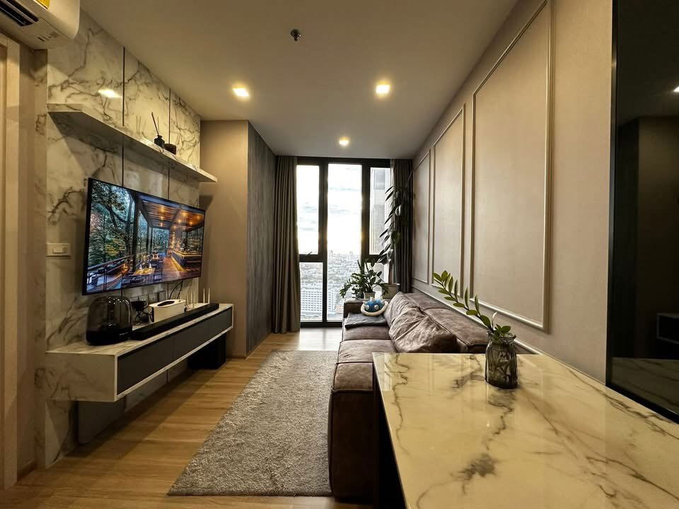 THE LINE Phahon -            Pradipat