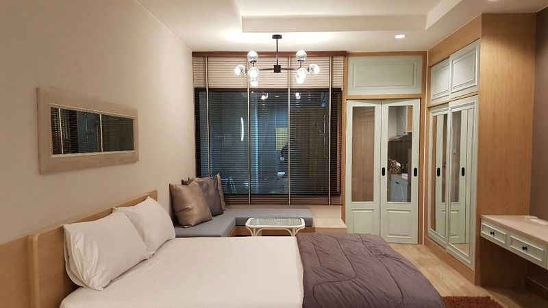 For rent: Ladda Plus Condo, fully furnished,move in ready, in the heart of the city, Sriracha community area.