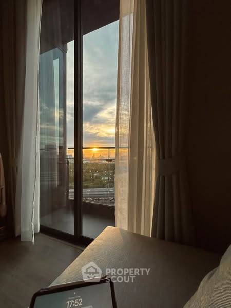 1-BR Condo at The Crest Park Residences near MRT Phahon Yothin (ID 2357030)