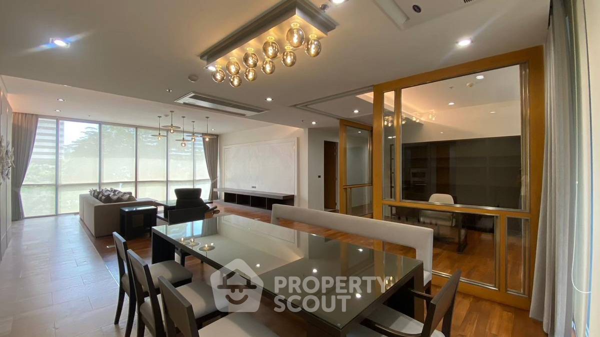 3-BR Condo at Domus Condominium near BTS Asok (ID 2209379)