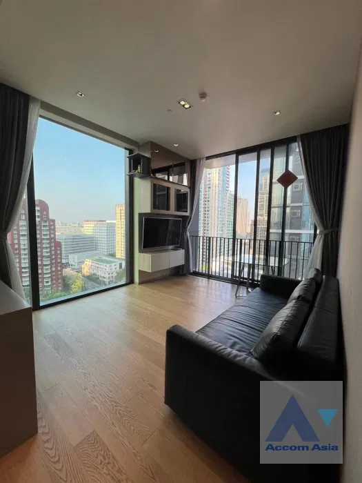 🔼🔽 AccomA 📩  Modern condominium with dark accents and full glass shower at 28 Chidlom (AA40276)