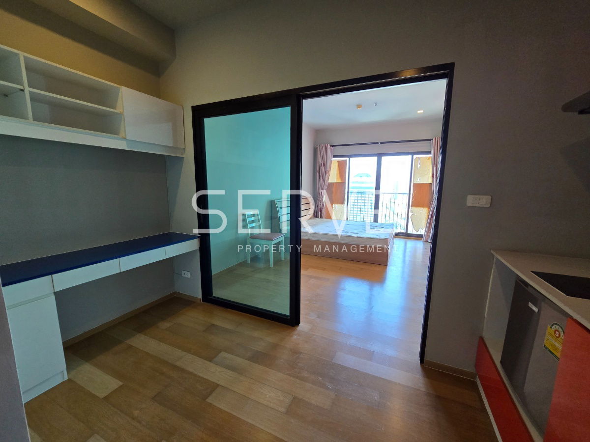 Studio with Bathtub Large Room  Fully furnished  Good Location Close to BTS Phaya Thai 200 m. @  Noble Revent