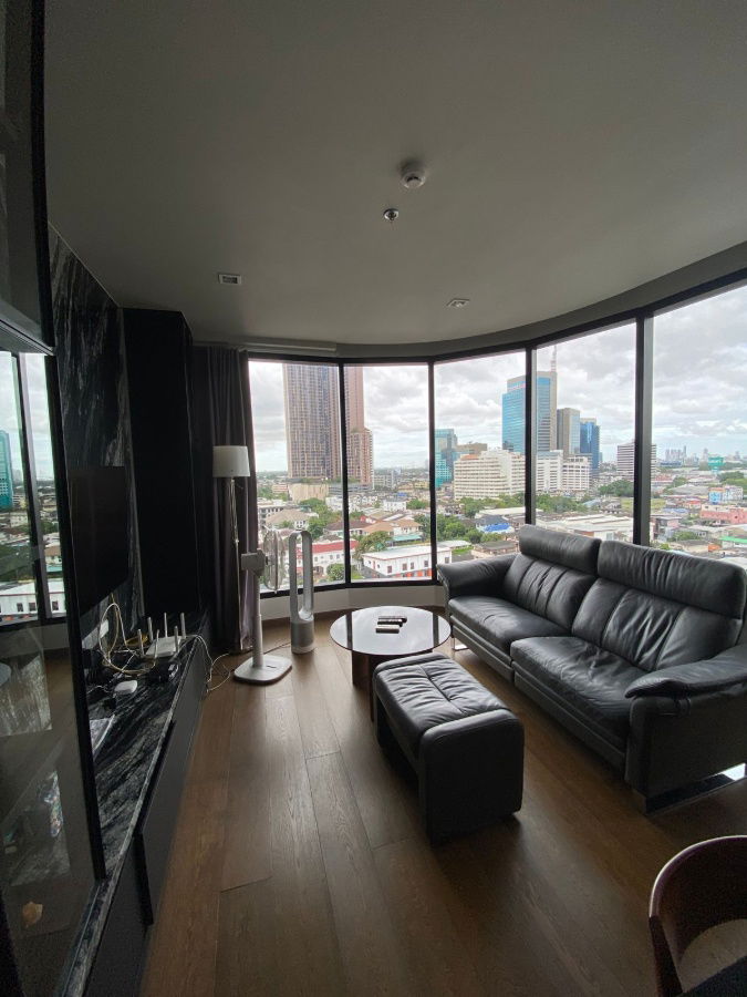 Corner unit with a view, curved windows, and privacy at IDEO Q Sukhumvit 36.