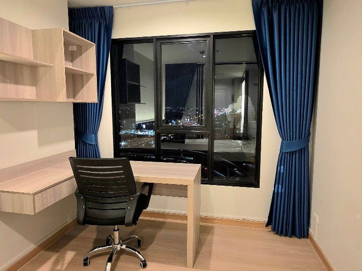 Next to the fence of Thammasat University, Rangsit