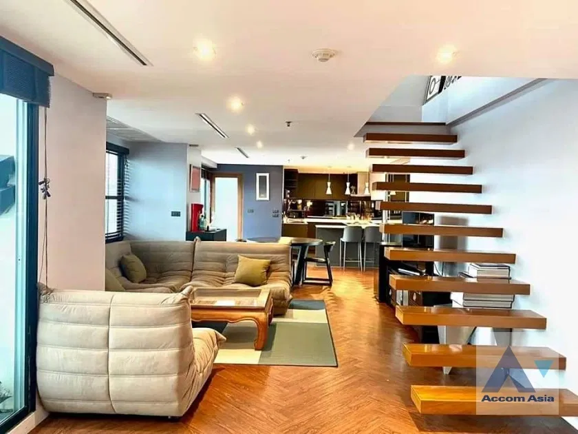 🔼🔽 AccomA 📩 Stylish condominium with wood stairs and city charm (AA37442)
