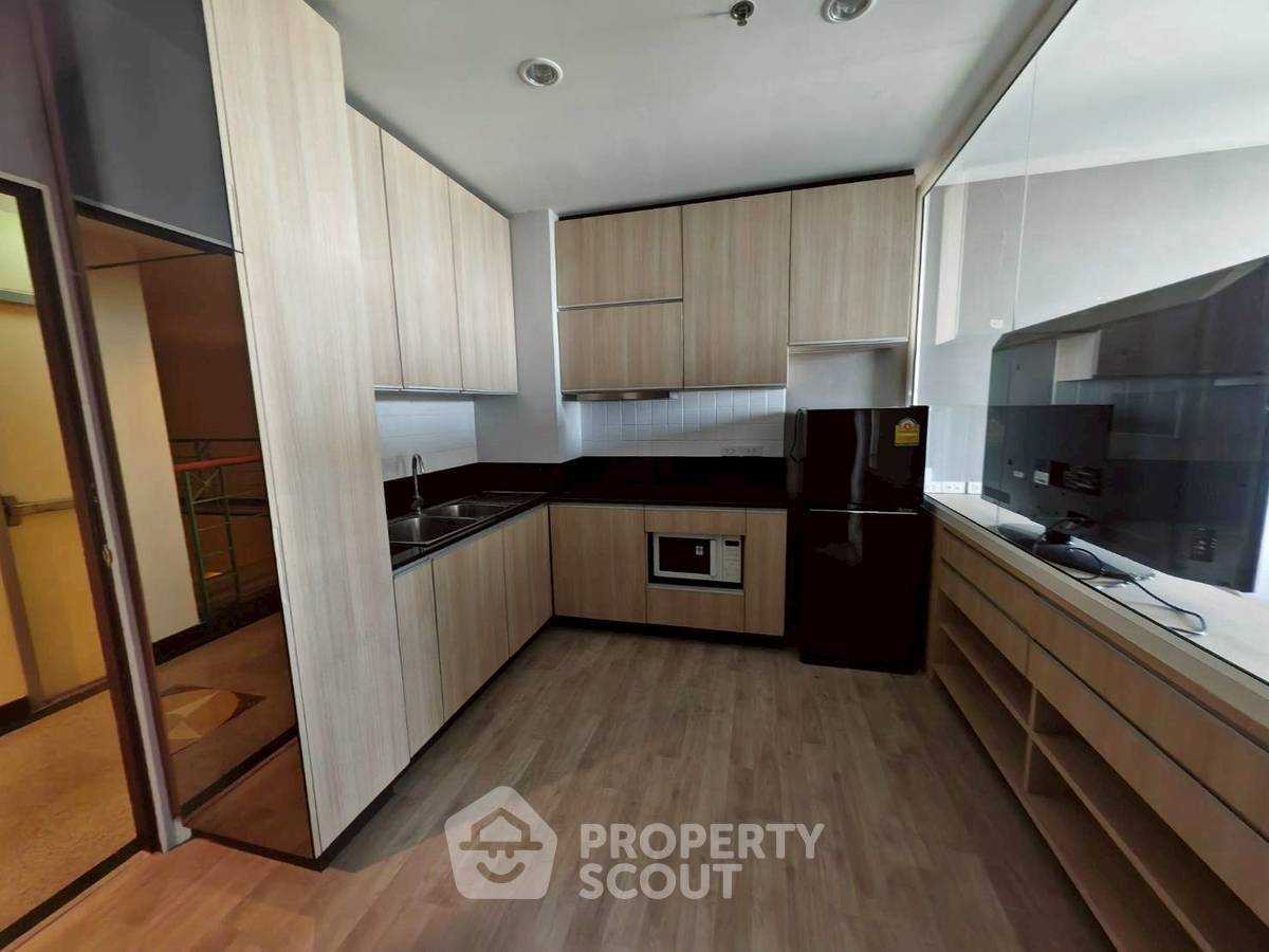 2-BR Condo at Sathorn House Condominium near BTS Surasak (ID 2415106)
