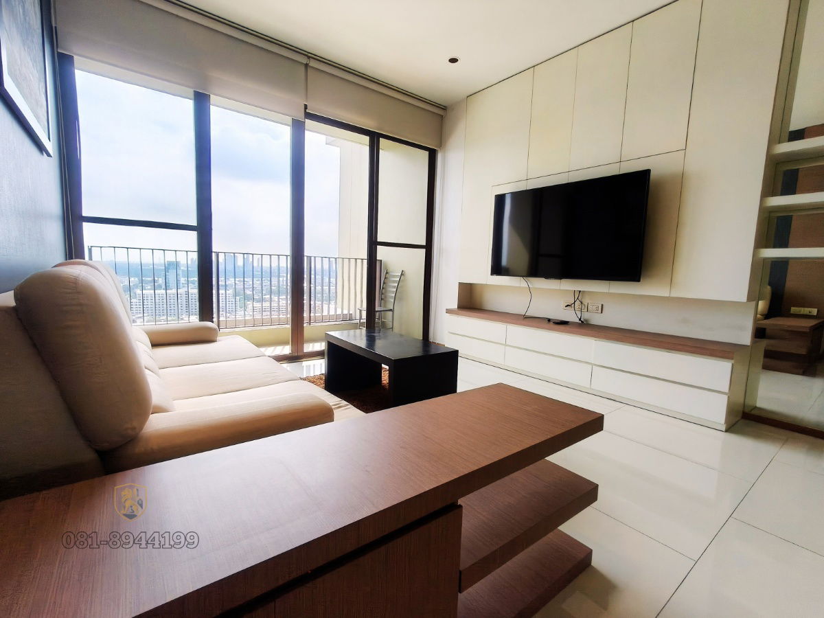 Prime Location in the Heart of Sukhumvit! 🌆 For Rent: The Emporio Place Condo