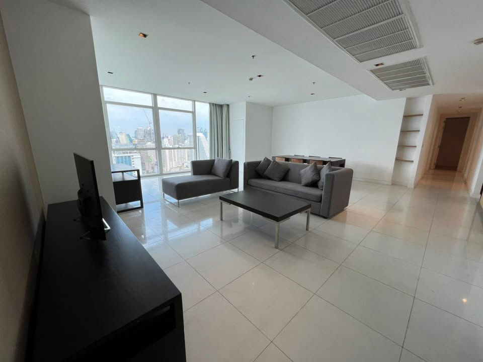 TA8534📲LineID @556ryccg🚉198sqm 3+1Bedroom 1Maid room Floor28 Fully furnished Athenee Residence near BTS Ploenchit & Central Embassy