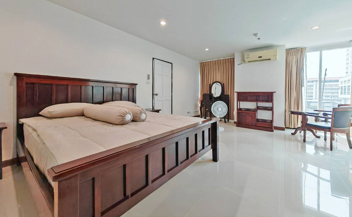 Condo for rent, newly decorated, Sukhumvit Living Town, size 67 sq m.
