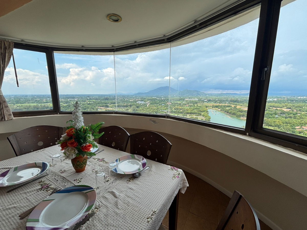 享有全景海景和山景的转角海景公寓 |