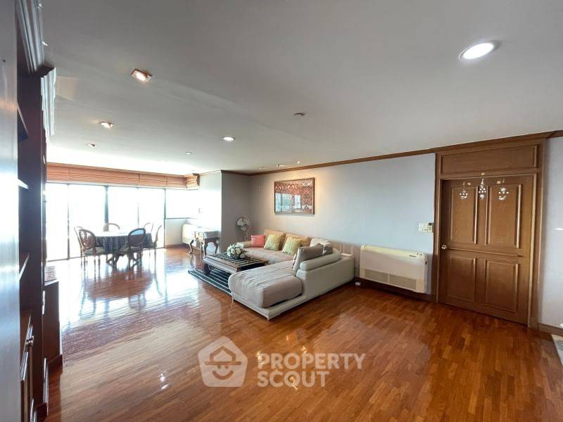 3-BR Condo at Sathorn Gardens near MRT Si Lom (ID 2067345)