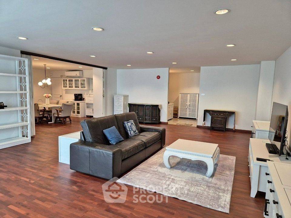 3-BR Condo at D.S. Tower 1 Sukhumvit 33 Condominium near BTS Phrom Phong (ID 1900146)