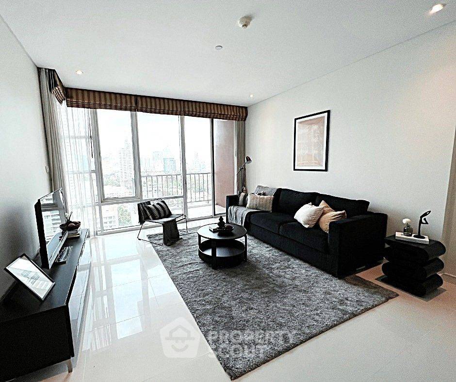 2-BR Condo at Fullerton Sukhumvit near BTS Ekkamai (ID 1723500)
