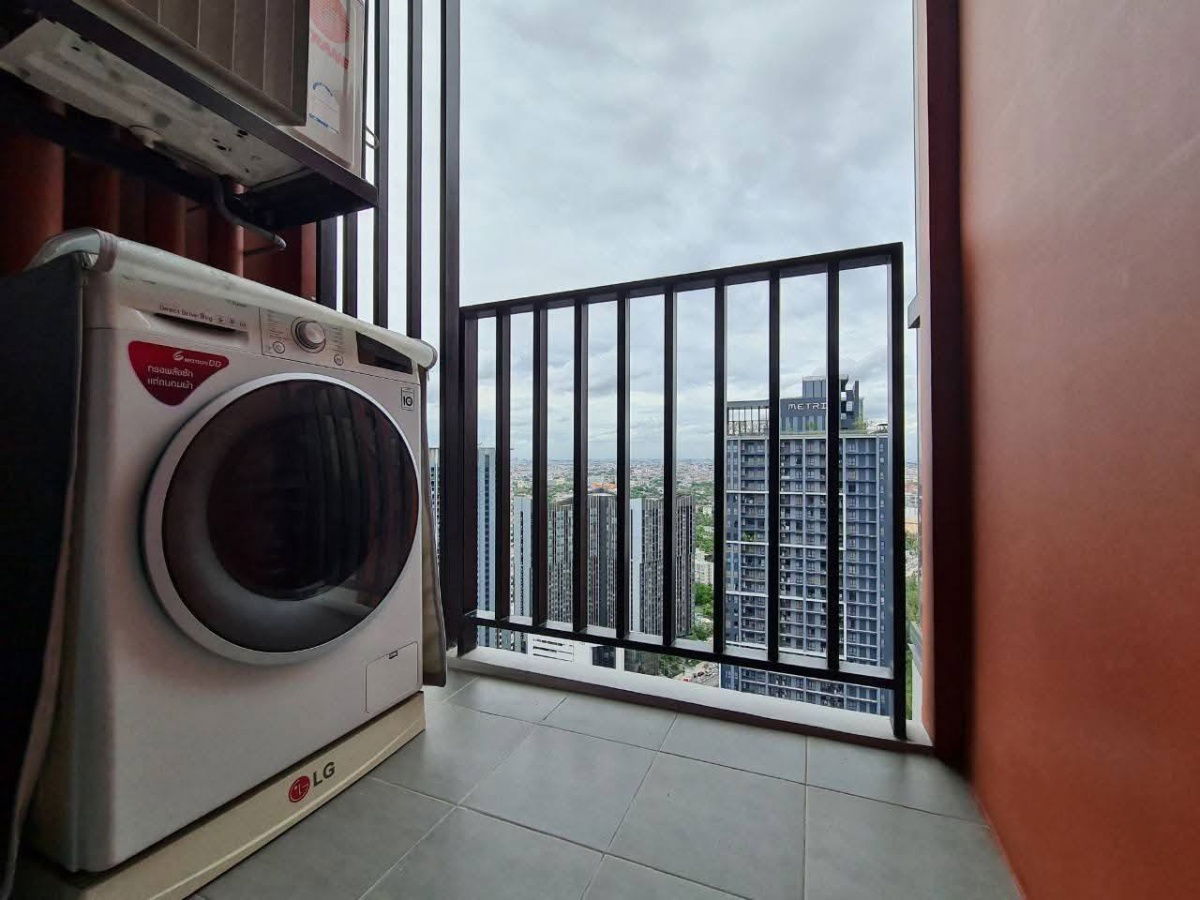 The base garden rama9 Airport link ramkhamhaeng 700 m.