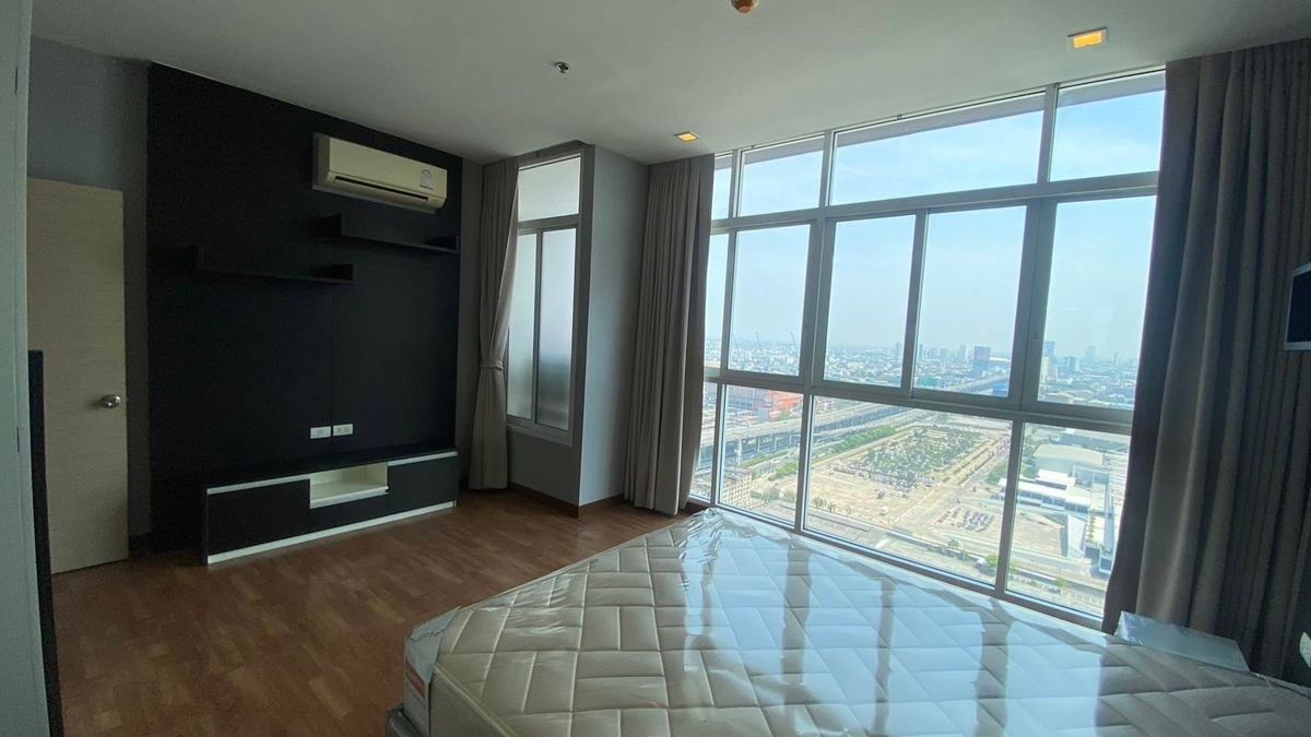 Walk-in closet, 35th floor, The Coast Condominium