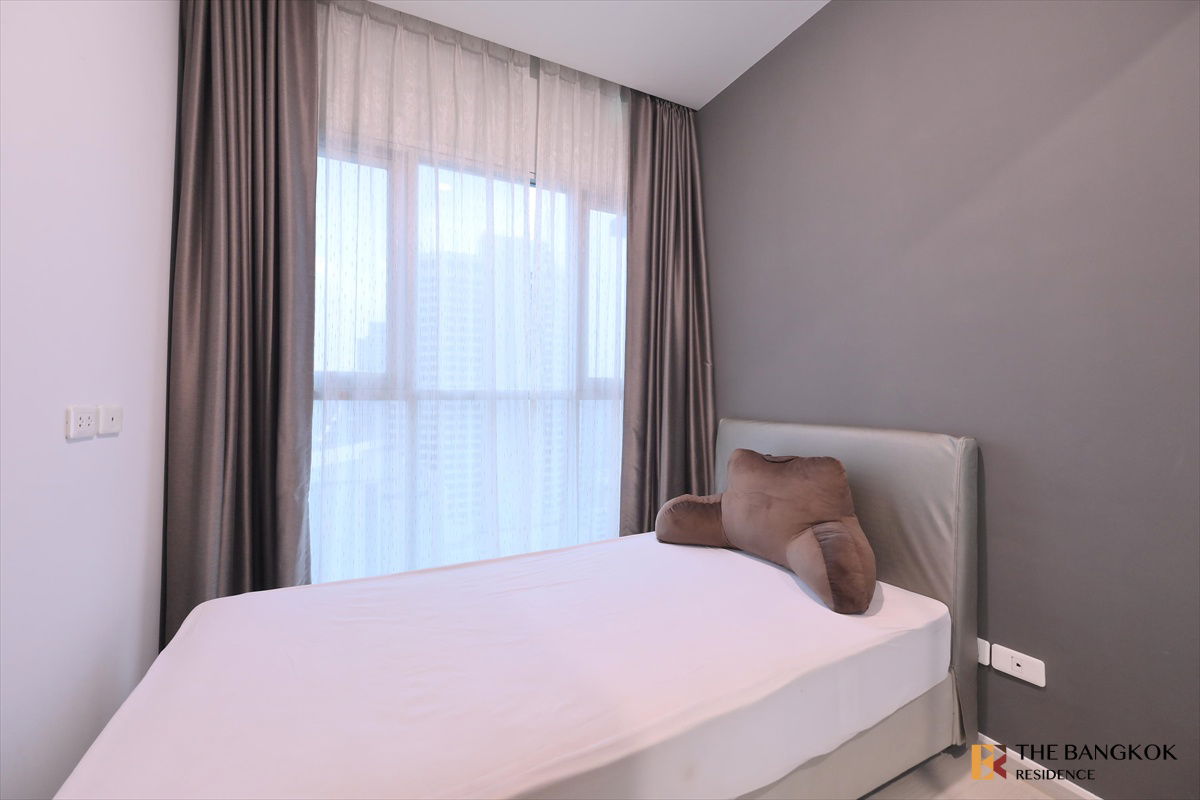 Life Ratchadapisek near MRT Huai Khwang Station High-potential Location, Not as Expensive as You Think