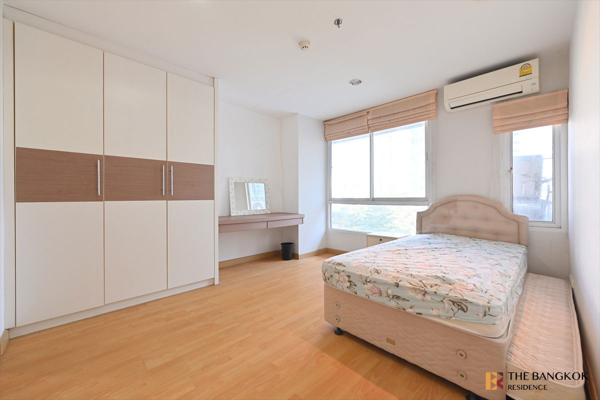 Serene Place near BTS Phrom Phong Easy Travel, Fully Utilized Space