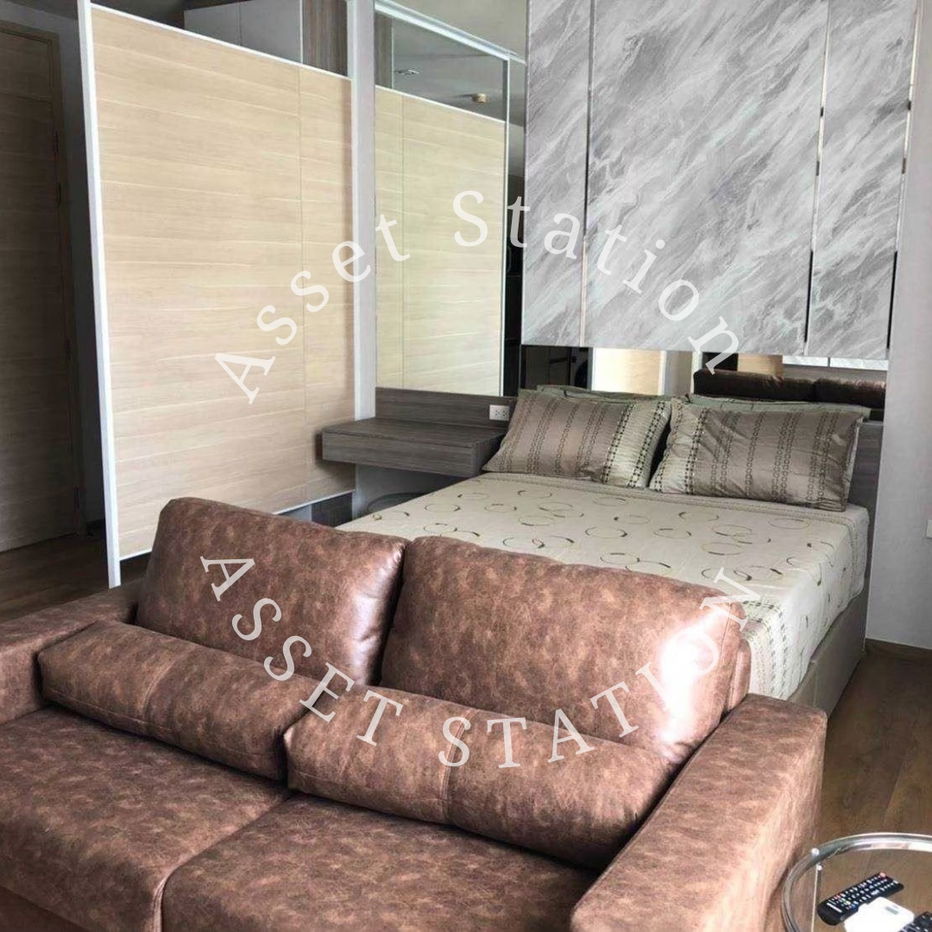 Park Origin Phrom Phong 房间家具齐全，可入住