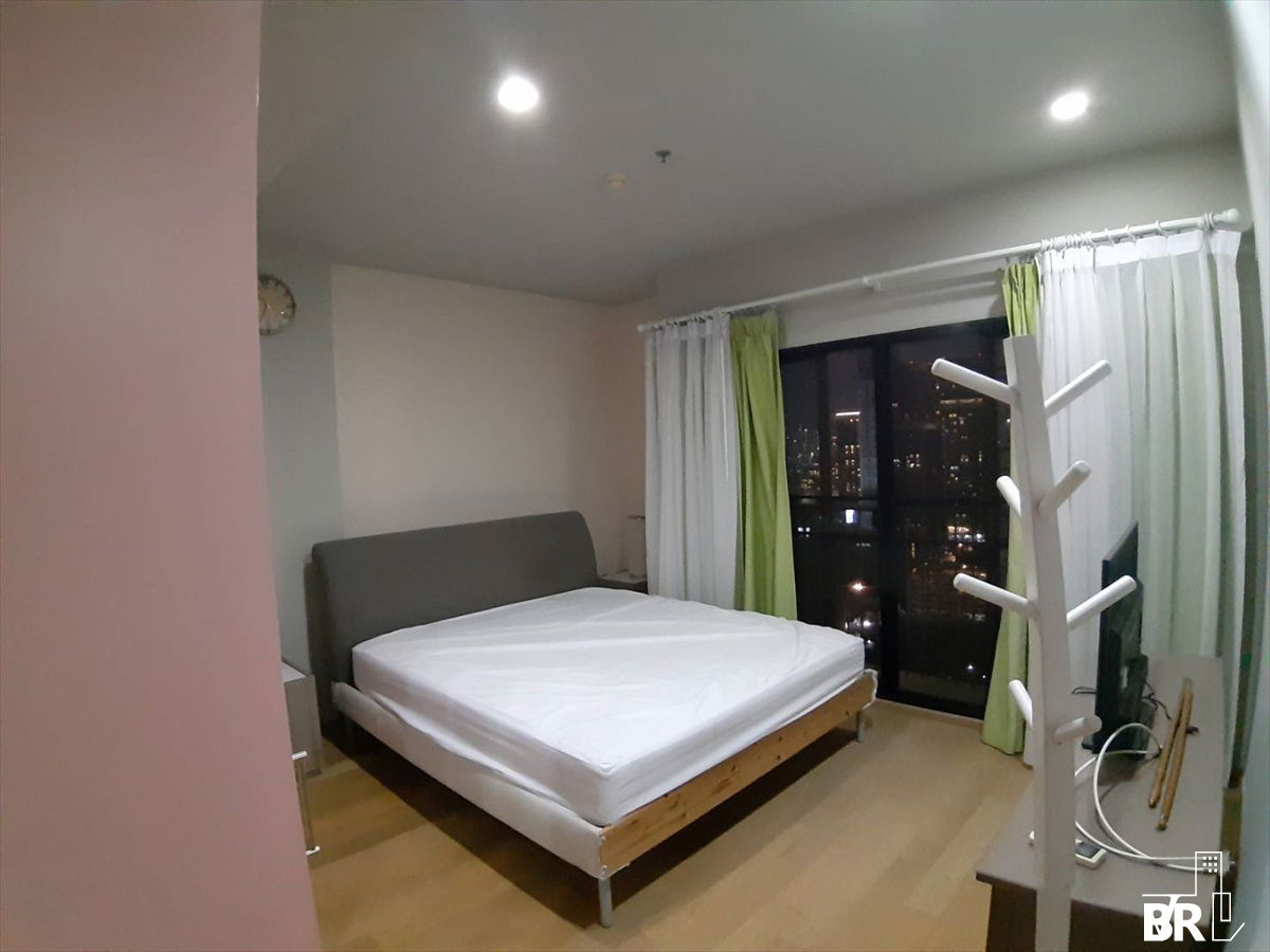 Easy Start with a City Dweller Lifestyle Noble Revent near Airport Rail Link Phaya Thai Station