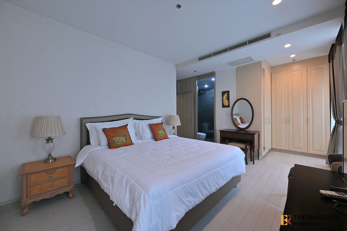 Noble Ploenchit near BTS Phloen Chit Luxuriously Elevated Unit