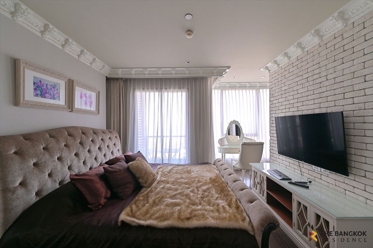 The Lumpini 24  Luxuriously Elevated Unit