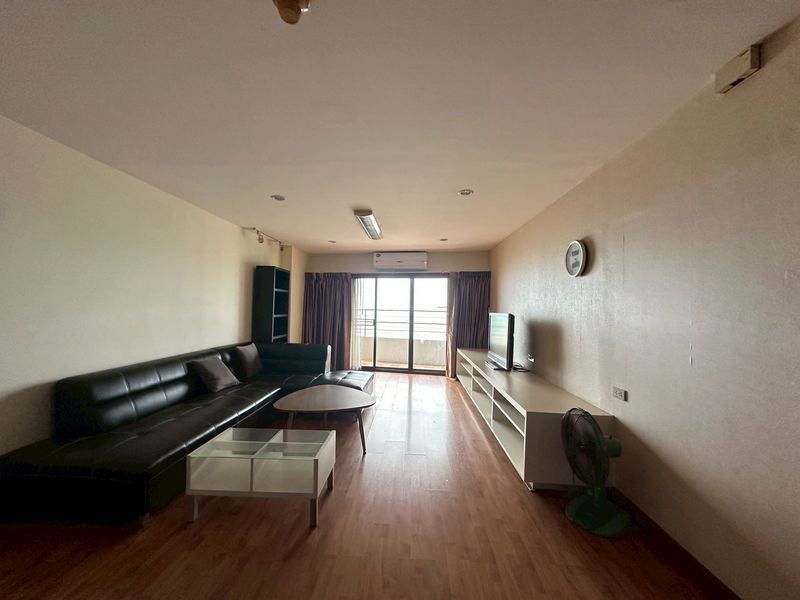 Eastern Tower Condo for rent, beautiful room, high floor, sea view, in the heart of Sriracha city.