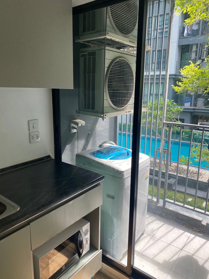 For rent, pool view, ready to move in at the end of this month, washing machine included.