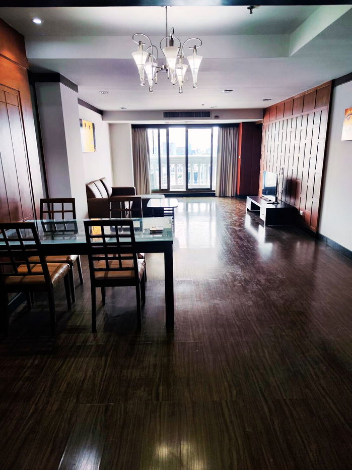 🔥 Massive Unit Alert! Rent State Tower Silom - 146 sq.m. for only 35k! 🔥